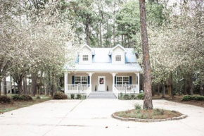 Pet Friendly Cottage Nestled in the Pines with Cozy Fire Pit only Minutes to BEACHES